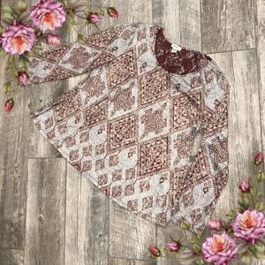 Geometrical print plus size light seater with lace details‎